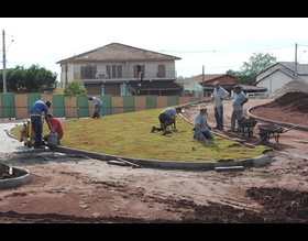 Prefeitura inicia paisagismo na Praça Isaltino Pereira