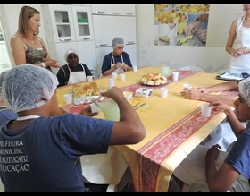 Alunos da Escola Especial Nair Peres participam de Oficina de Culinária no Fundo Social