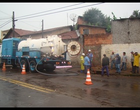 Prefeitura e Sabesp fazem desobstrução de galerias no Lavapés