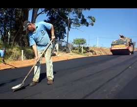 Secretaria de Obras pavimenta acesso ao Jardim Tropical