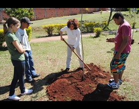 Jovens e Meio Ambiente fazem plantio em praça do Jd. Peabiru
