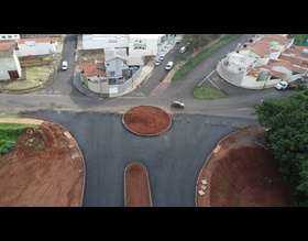 Fase final da instalação da rotatária da Avenida Universitária