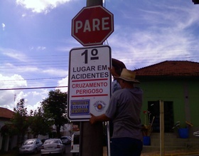 DET instala placas de sinalização em cruzamentos