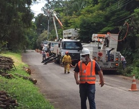 Prefeitura e CPFL realizam poda preventiva no bairro Vista Alegre