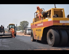 2ª trecho de duplicação da Gastão Dal Farra começa a ser pavimentado
