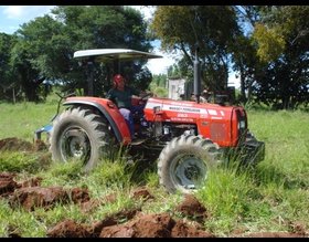Prefeitura viabiliza preparo do solo aos produtores rurais de Botucatu