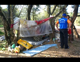 Defesa Civil retira casal de área de risco