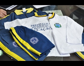 Uniformes da Rede Municipal de Ensino começarão a ser entregues na terça-feira, 26