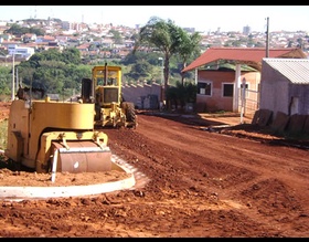 Prefeitura prepara avenida para receber asfalto