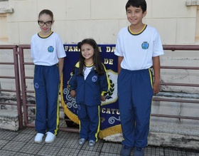 Prefeitura entrega uniformes aos alunos da Rede Municipal de Ensino
