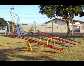 Ginásio ganha parquinho e iluminação na pista de caminhada