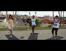 Fundo Social oferece aulas de yoga em Praças do Idoso de Botucatu