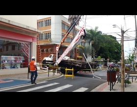 Defesa Civil atende ocorrência de risco de queda de letreiro na Amando