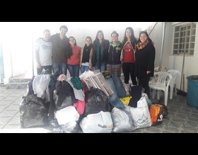 União das Repúblicas de Botucatu doa roupas e alimentos ao Fundo Social