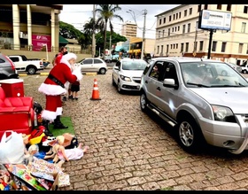 Papai Noel estará em Botucatu nesta segunda arrecadando brinquedos para crianças carentes no Drive Natal Solidário