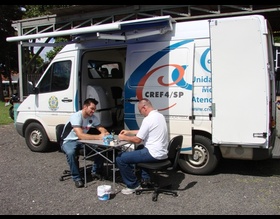 Unidade Móvel do CREF auxilia 40 profissionais por dia em Botucatu