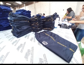 Uniformes escolares para 2023 estão em fase final de produção