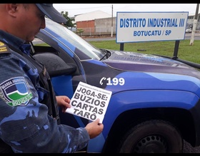 GCM vai fortalecer fiscalização contra colagem de cartazes em postes e áreas públicas