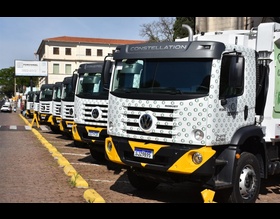 Botucatu apresenta nova frota de caminhões coletores de lixo