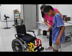 Garoto com atrofia muscular recebe cadeira de rodas da Prefeitura