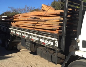 Botucatu recebe madeira apreendida pela Polícia Ambiental para reconstrução de pontes