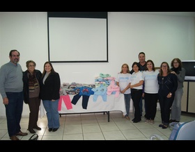 Voluntariado da Sabesp entrega roupas da Campanha do Agasalho para o Fundo Social de Botucatu