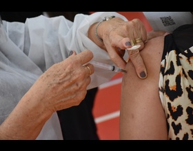 Pessoas que receberam 1ª dose no dia 16 de maio devem receber 2ª dose neste domingo, 08
