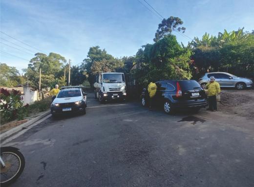 BRIGADA DE INCÊNDIO É ACIONADA E COMBATE FOGO NA CASCATA