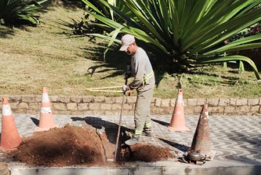 MANUTENÇÃO NA GRUTA N. S. DE LOURDES SEGUE DEPOIS DA CHEGADA DE EQUIPAMENTO ESPECIAL