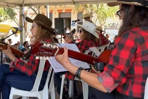 ORQUESTRA DE VIOLEIROS DE ÁGUAS DA PRATA SE APRESENTA EM JAGUARIÚNA