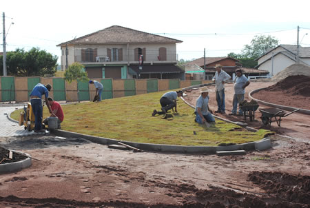 Prefeitura inicia paisagismo na Praça Isaltino Pereira