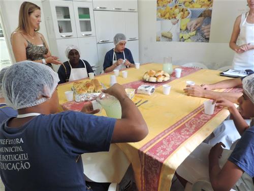 Alunos da Escola Especial Nair Peres participam de Oficina de Culinária no Fundo Social