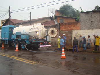 Prefeitura e Sabesp fazem desobstrução de galerias no Lavapés