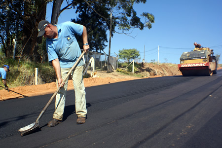 Secretaria de Obras pavimenta acesso ao Jardim Tropical