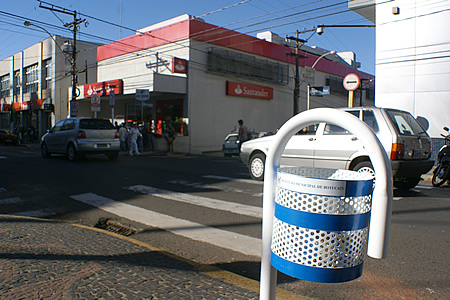 Prefeitura instala 48 lixeiras na Amando e Major Matheus