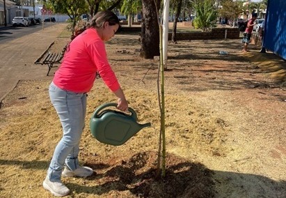 Botucatu Cidade Viva: moradores realizam plantio em frente escola Américo