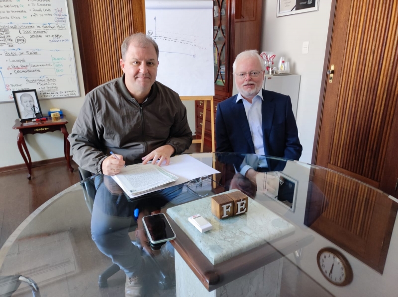 Prefeitura assina doação de área para Grupo Centroflora no Distrito Industrial IV