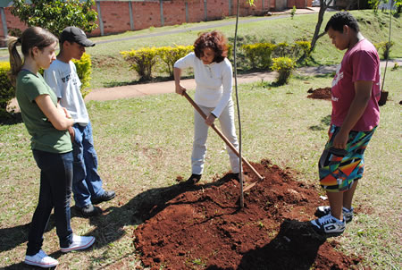 Jovens e Meio Ambiente fazem plantio em praça do Jd. Peabiru