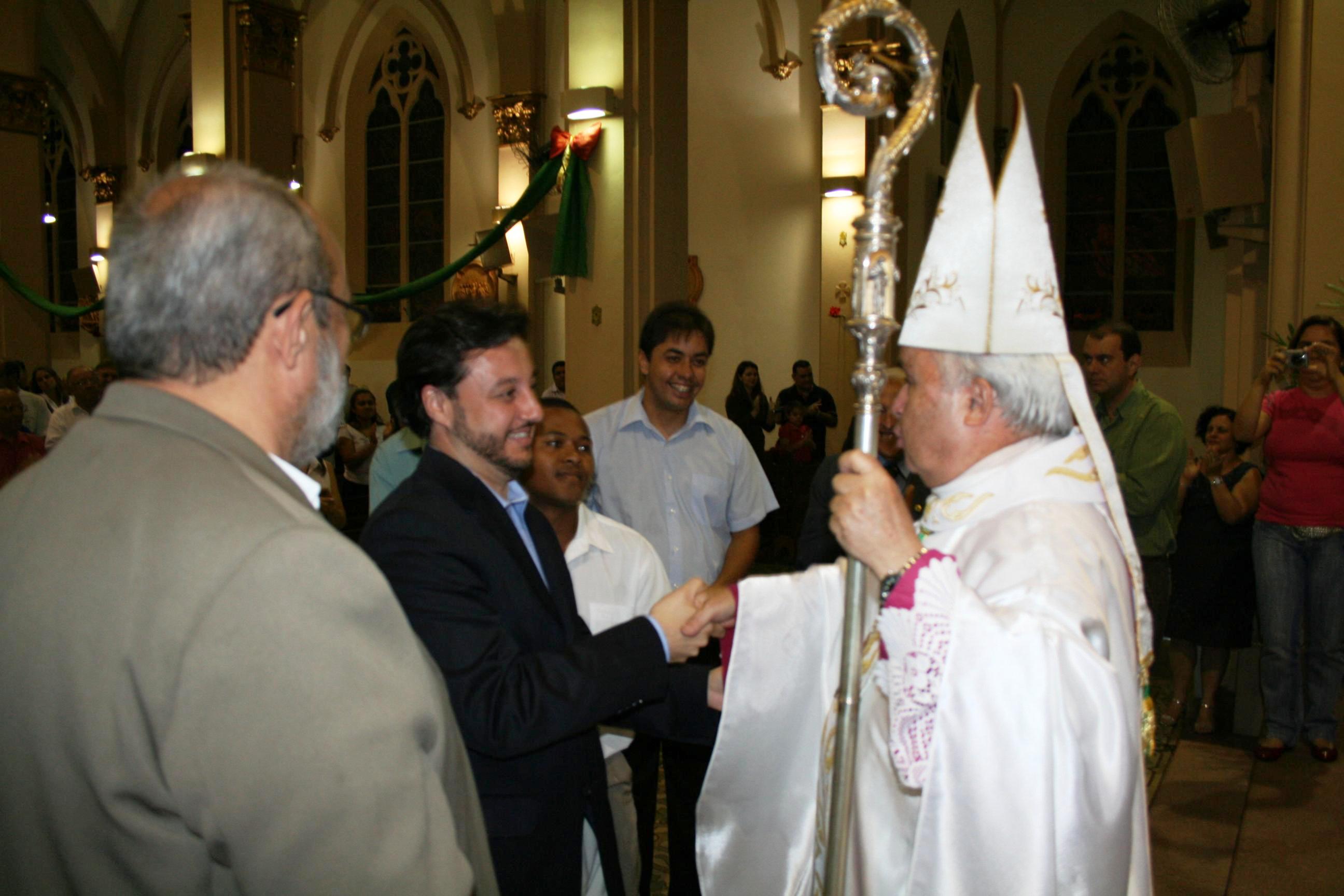 Prefeito, Vice, secretários e vereadores participam de missa em ação de graças