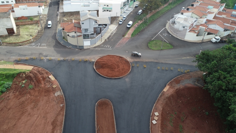 Fase final da instalação da rotatária da Avenida Universitária