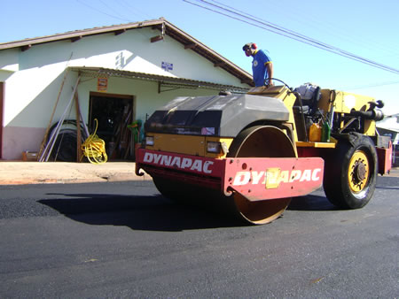 Secretaria de Obras troca pavimento e realiza recape no Jardim Peabiru