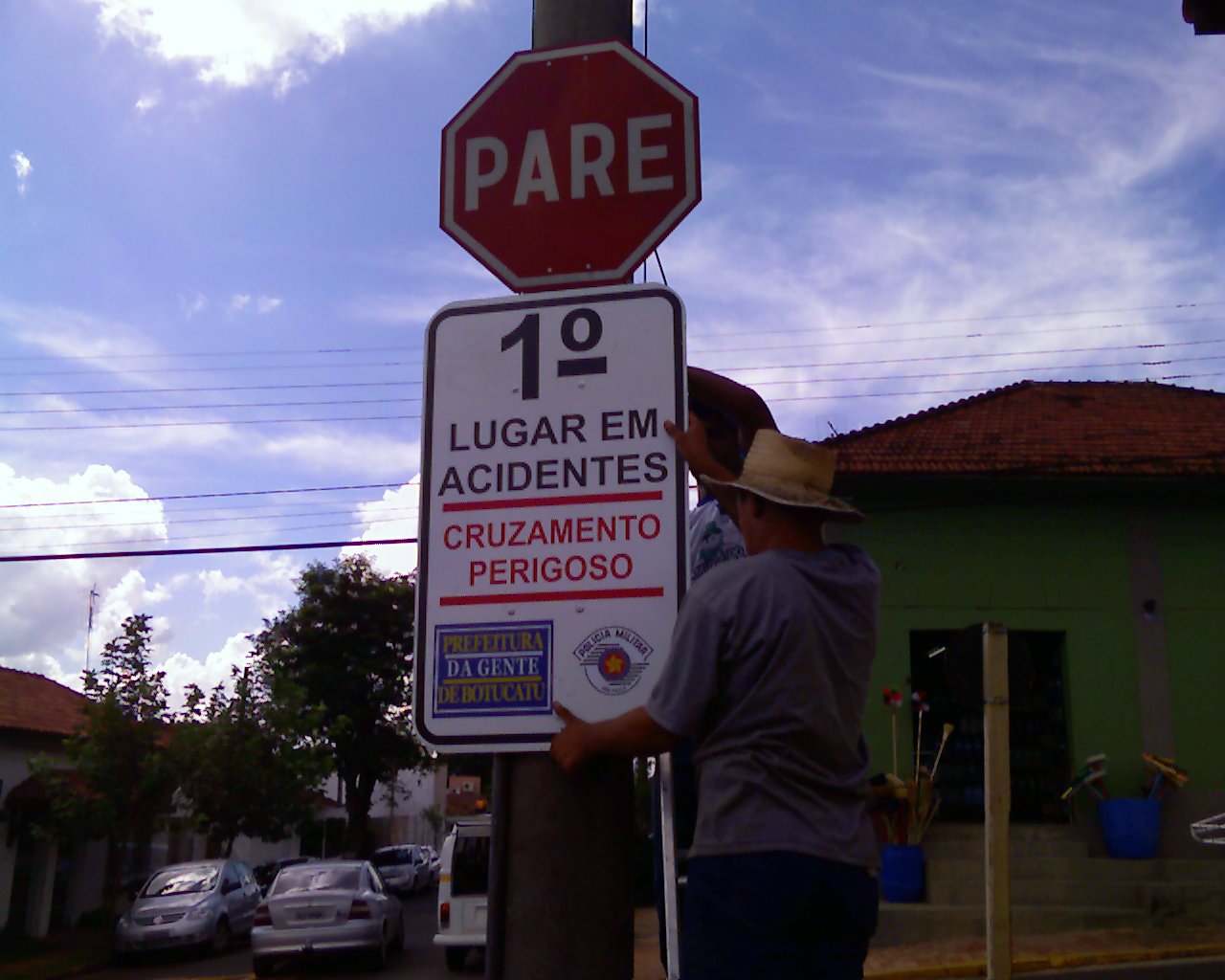 DET instala placas de sinalização em cruzamentos