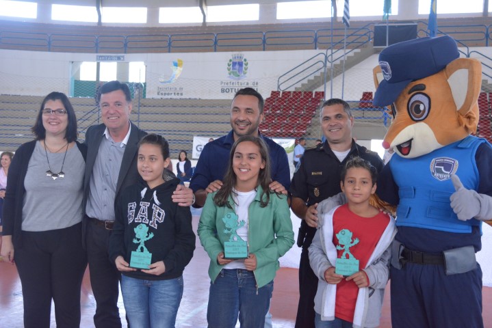 Patrulha da Paz realiza formatura e presta homenagem aos destaques de 2017