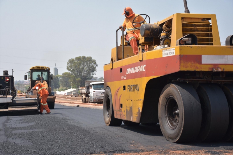 2ª trecho de duplicação da Gastão Dal Farra começa a ser pavimentado