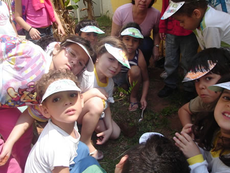 Alunos do CEI José Luiz Amat recebem mudas em comemoração ao Dia da árvore