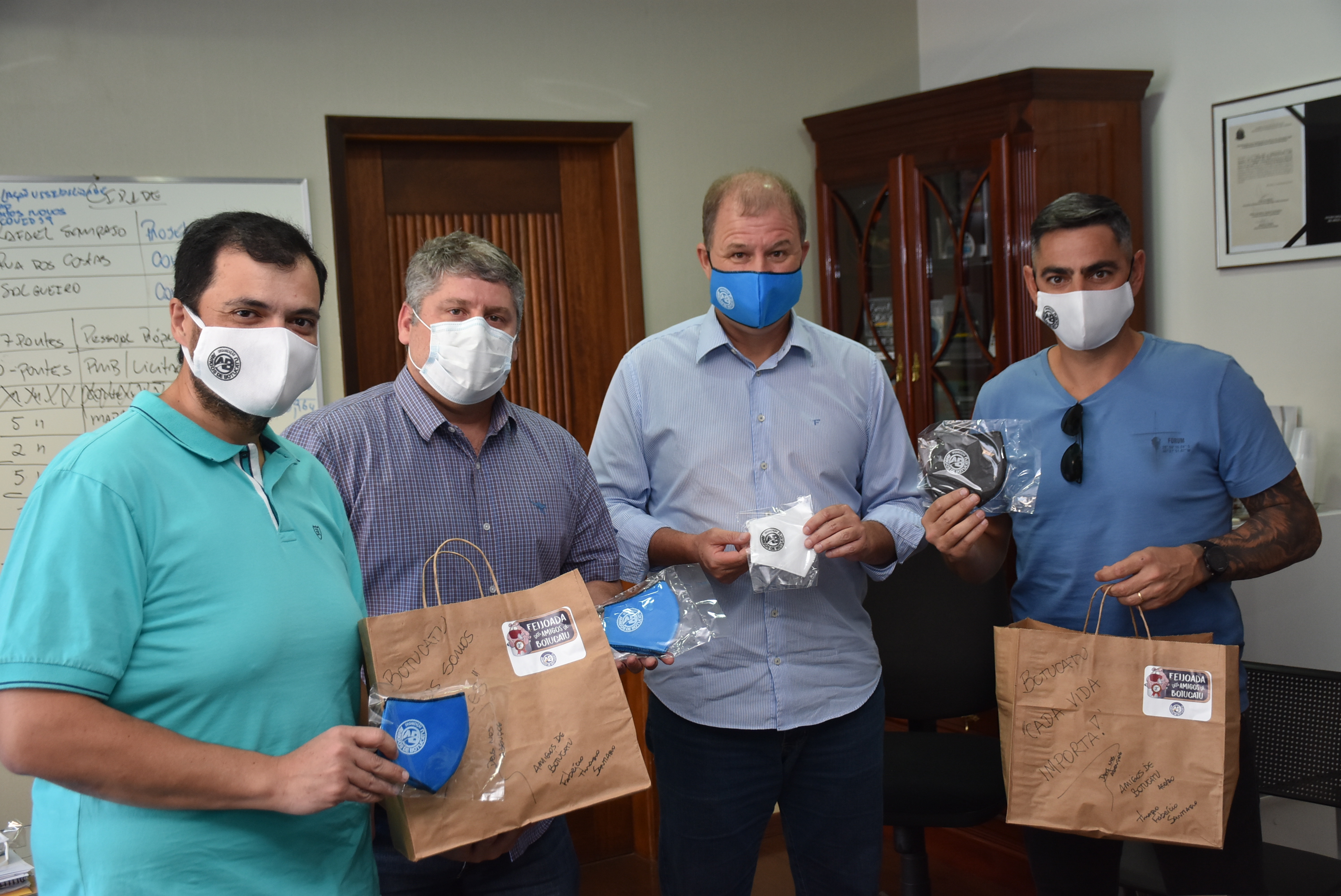 Prefeitura recebe doação de 8 mil mêscaras que serão distribuídas a população