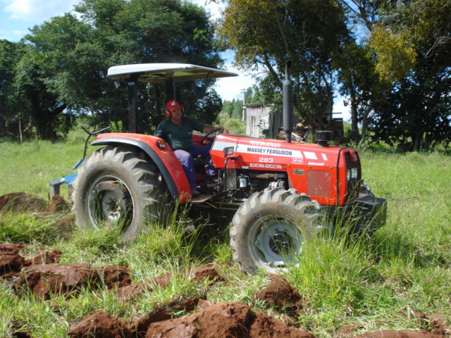 Prefeitura viabiliza preparo do solo aos produtores rurais de Botucatu
