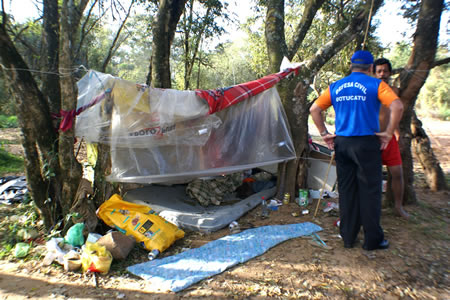 Defesa Civil retira casal de área de risco