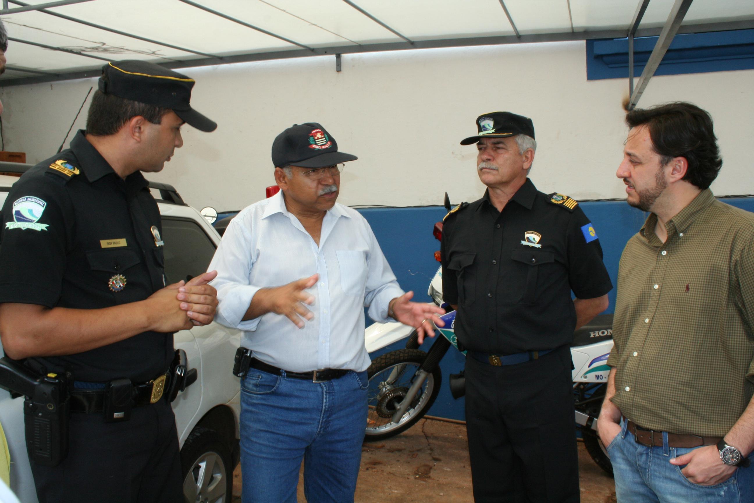 Prefeito reúne equipe e visita Guarda Municipal