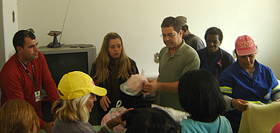 Fundo Social entrega 30 kits para funcionárias da Florestana